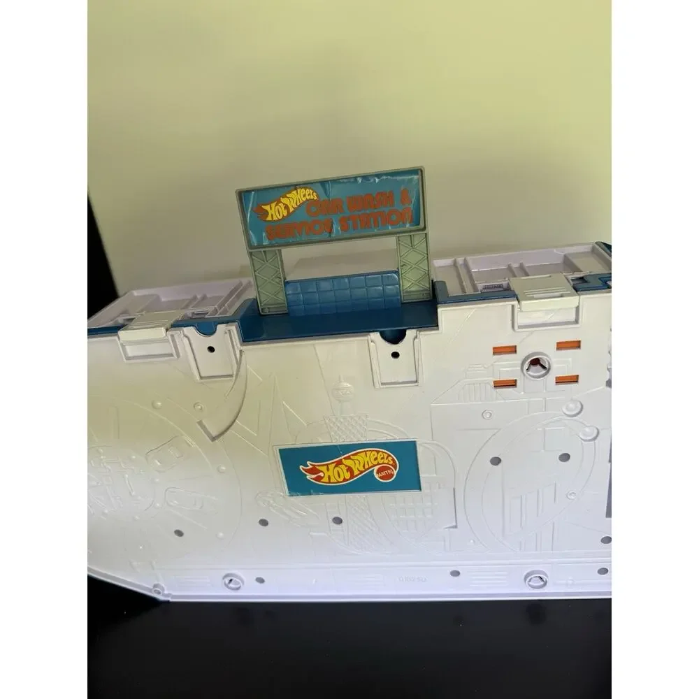 2015 Mattel Hot Wheels Stow and Go Folding Race Track Service Station DMW90